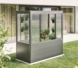Lifestyle: Hochbeet mit Gewächshausaufsatz in Quarzgrau-Metallic auf Terrasse mit Gemüsepflanzen