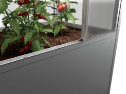 Lifestyle: Gewächshausaufsatz in Quarzgrau-Metallic auf Hochbeet mit Tomatenpflanzen