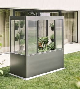 Lifestyle: Gewächshaus Florentina in quarzgrau-metallic mit Gemüsepflanzen auf moderner Terrasse