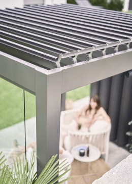 Lifestyle: biohort® Pergola mit Lamellendach im Garten, Detailansicht der Konstruktion