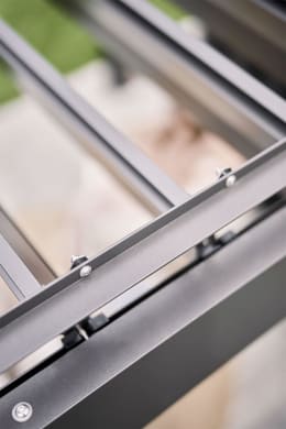 Lifestyle: Detailansicht der verstellbaren Lamellen einer biohort® Pergola in dunkelgrau-metallic