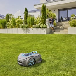 Lifestyle: GARDENA Mähroboter smart SILENO free im Einsatz auf gepflegtem Rasen vor modernem Haus