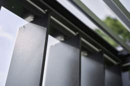 Lifestyle: Detailansicht der Lamellenseitenwand für Pergola in quarzgrau-metallic