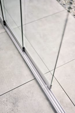 Lifestyle: Detailansicht der Glasschiebewand mit Laufschiene auf Terrassenboden
