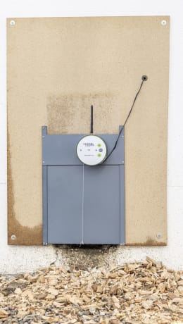 Lifestyle: KERBL Hühnerklappe Duo Smart Plus mit WLAN-Steuerung an Stallwand montiert