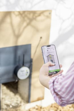 Lifestyle: KERBL Hühnerklappe Duo Smart Plus mit WLAN-Steuerung per Smartphone-App am Geflügelstall