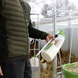 Lifestyle: KERBL Kälberflasche Milky Drencher mit Sonde