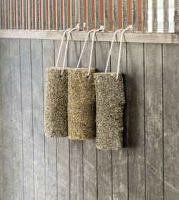 Lifestyle: Delizia® Knabberholz Blütentraum für Pferde