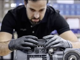 Produktbild: Schwarze Nitril-Einmalhandschuhe mit strukturierter Grip-Oberfläche im Einsatz
