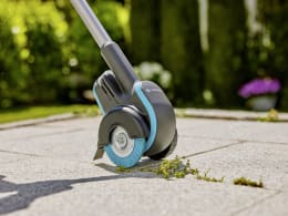 Produktbild: GARDENA Akku-Fugenreiniger EasyWeed mit rotierender Bürste zur Unkrautentfernung
