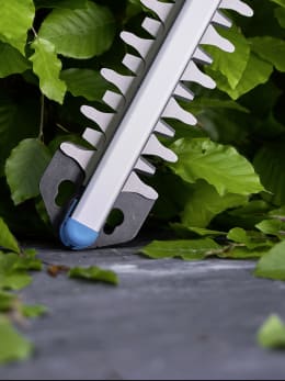Lifestyle: GARDENA Akku-Heckenschere EasyCut 45 beim Schneiden einer grünen Hecke