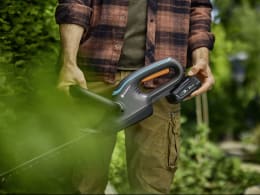 Lifestyle: Person schneidet Hecke mit GARDENA Akku-Heckenschere EasyCut 45