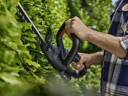 Lifestyle: Person schneidet Hecke mit GARDENA Akku-Heckenschere EasyCut 55
