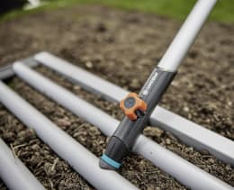 Produktbild: GARDENA Rasenrakel für großflächiges Verteilen von Erde und Sand