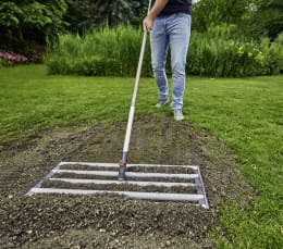 Lifestyle: GARDENA Rasenrakel für großflächiges Verteilen von Erde und Sand