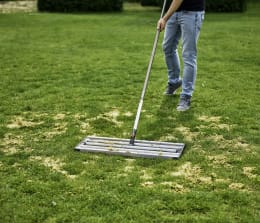 Lifestyle: GARDENA Rasenrakel für großflächiges Verteilen von Erde und Sand