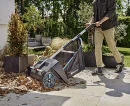 Lifestyle: GARDENA Rasenkehrmaschine für Rasenflächen, Wege, Terrassen