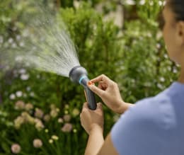 Produktbild: GARDENA Gartenbrause Classic mit Sprühstrahl in Anwendung