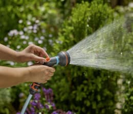 Produktbild: GARDENA Multifunktionsbrause Classic mit Kupplungsset im Einsatz, sprühend