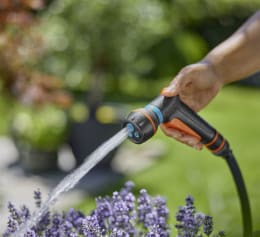 Lifestyle: GARDENA Multifunktionsbrause Classic Compact beim Bewässern von Lavendelpflanzen im Garten