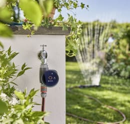 Lifestyle: GARDENA Bewässerungscomputer smart Water Control an Wasserhahn montiert, Rasensprenger im Garten