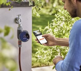 Lifestyle: GARDENA Bewässerungscomputer smart Water Control mit Smartphone-Steuerung im Garten