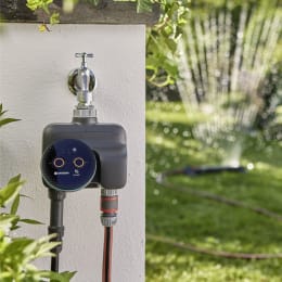 Produktbild: GARDENA Bewässerungscomputer smart Dual Water Control an Wasserhahn montiert