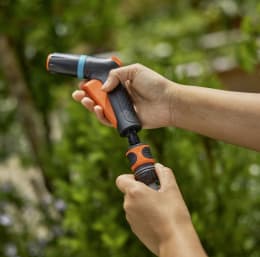 Produktbild: GARDENA Reinigungsspritze Classic mit Kupplungsset in Anwendung