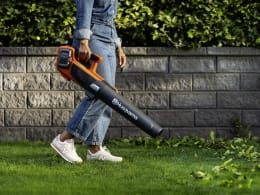 Lifestyle: Husqvarna® Akku-Laubbläser 122iB
