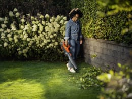 Lifestyle: Husqvarna® Akku-Laubbläser 122iB