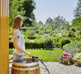 Lifestyle: GARDENA Akku-Regenfasspumpe 2000/2 18V P4A