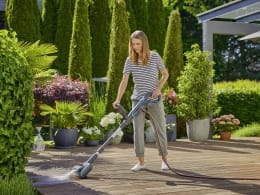 Lifestyle: GARDENA Akku-Multi-Reiniger AquaBrush Patio 03