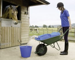 Lifestyle: KERBL Wasserbehälter für Schubkarren H2GoBag