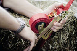 Lifestyle: QUICKLOADER® Automatik-Zurrgurt in rot wird von Hand bedient