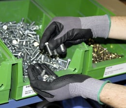 Produktbild: Arbeitshandschuhe aus Nylon-Feinstrick mit schwarzer Nitrilbeschichtung und Noppen auf der Innenfläche