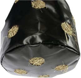Produktbild: KERBL Futtersack Hay Bag aus schwarzem Kunststoff mit Öffnungen, gefüllt mit Heu