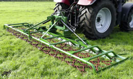 Produktbild: Düvelsdorf Wiesenegge HDO hydraulisch klappbar mit Eggennetz und Eggensternen an Traktor