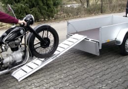 Lifestyle: TRAILER POOL Verladeschiene 1.800 x 250/295 mm, 1 St. klappbar, einhängbar, mit Rand, Aluminium