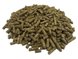 Produktbild: Pelletiertes Pferdefutter in grünlich-brauner Farbe