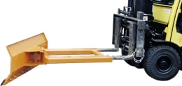 Produktbild: Schneeschild mit Stapleraufnahme und Gummischürfleiste, lackiert in Gelb, montiert an Gabelstapler