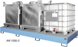 Lifestyle: Auffangwanne für 3 IBC-Container mit Gitterrost, zwei Sammelbehälter und ein IBC-Container darauf