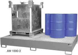 Produktbild: Auffangwanne für 2 x 1.000 l-IBC mit Gitterrost, gezeigt mit IBC-Container und Fässern