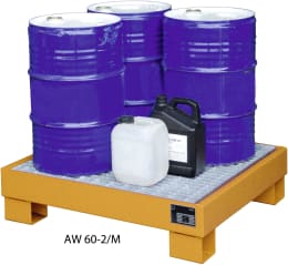 Produktbild: Auffangwanne mit Gitterrost für 60-l-Fässer, gelborange lackiert, mit drei blauen Fässern und Kanistern