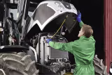 Produktbild: Mechaniker wartet VALTRA Traktor in Werkstatt