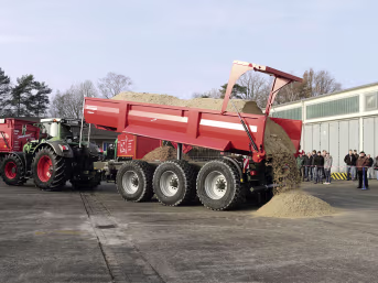 Lifestyle: Krampe Wannenkipper Erdbaumulde SK 800 Nutzlast 30 t, Transportvolumen 17,7 m³ Wassermaß, 23,0 m³ SAE 221