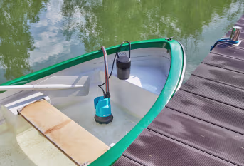 Lifestyle: GARDENA Akku-Klarwasser-Tauchpumpe 2000/2 18V P4A Ready-To-Use Set