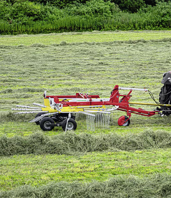 Lifestyle: Pöttinger Schwader Top 1 Kreisel, Schwad links, Unterlenker Ackerschiene/Zugpendel