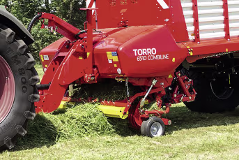 Lifestyle: Pöttinger Ladewagen Torro Combiline beim Aufnehmen von Gras auf der Wiese