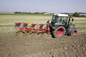 Lifestyle: Pöttinger Pflug Servo 25 4-scharig im Einsatz auf dem Feld mit Traktor