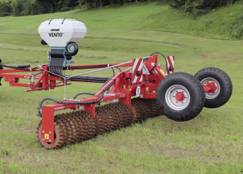 Produktbild: LEHNER® Zwischenfruchtstreuer VENTO® mit Behälter, Gebläse und Schlauchabgängen auf rotem Fahrgestell
